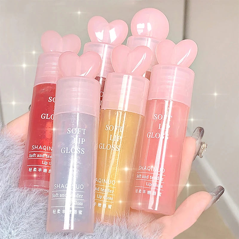 Lightweight and plump lip balm with a glossy mirror finish. The glass lips are moisturized and moisturized with lip oil