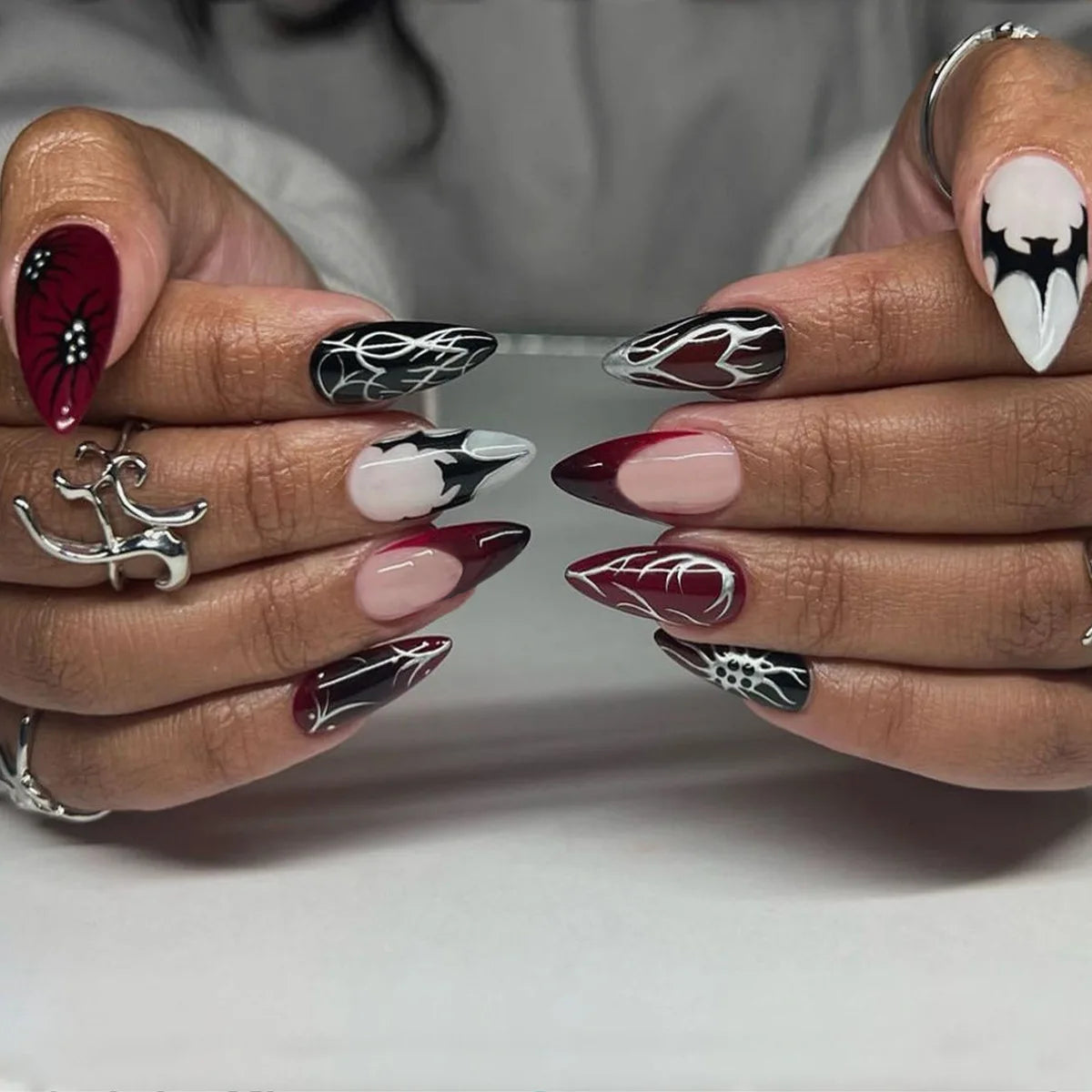 24pcs Sliver Spider Design Fake Nail Halloween Gothic Punk False Nail Tips Wearable European Heavy Metal Almond Press on Nails