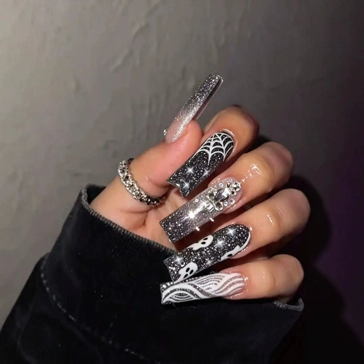 24pcs Glitter Pink Sequins Fake Nails 2025 Halloween Scary Skull Love Print False Nails Wearable European Ballet Press on Nails