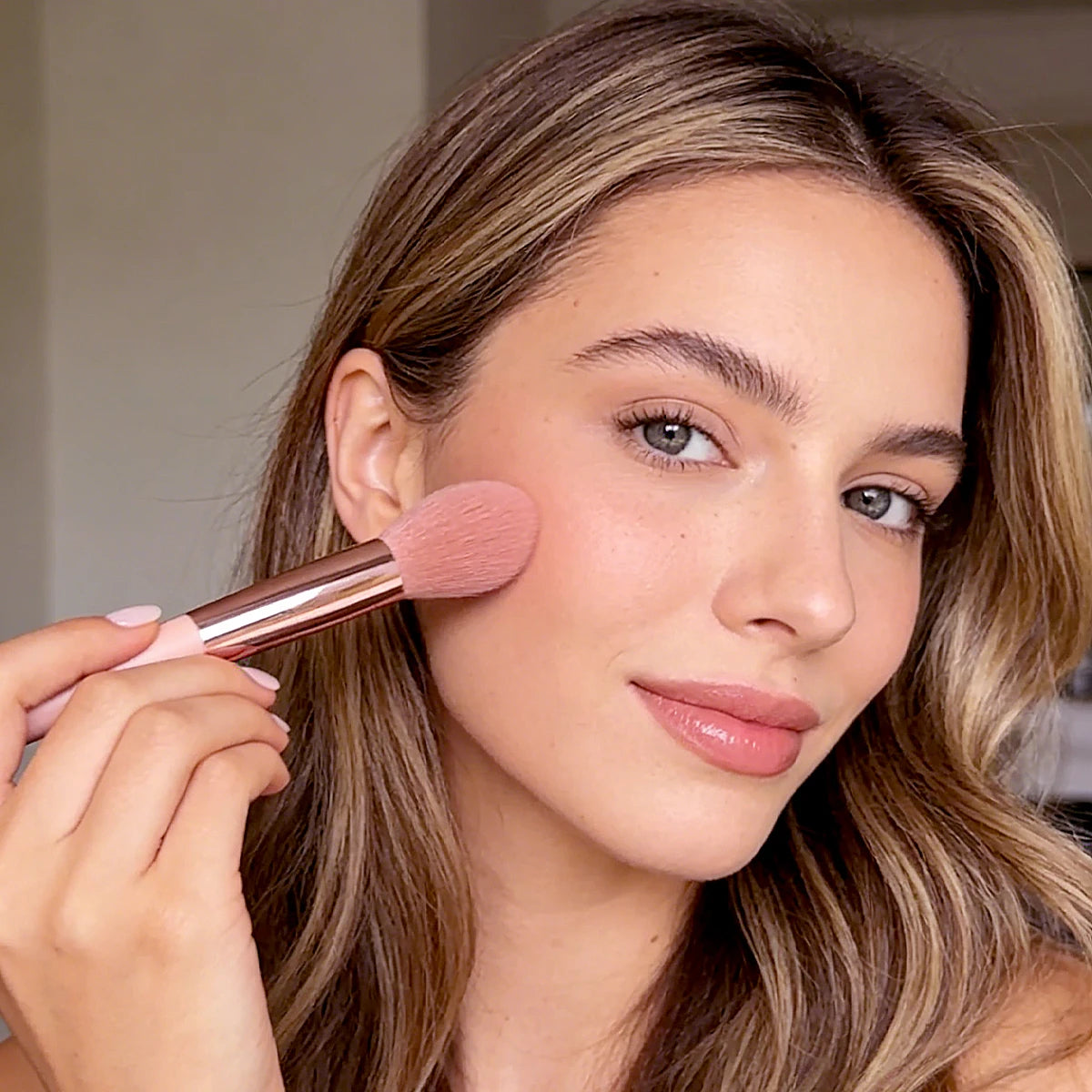 3 pieces of soft fiber makeup brushes: blush brush, powder brush, contour brush and contouring brush, all for makeup application