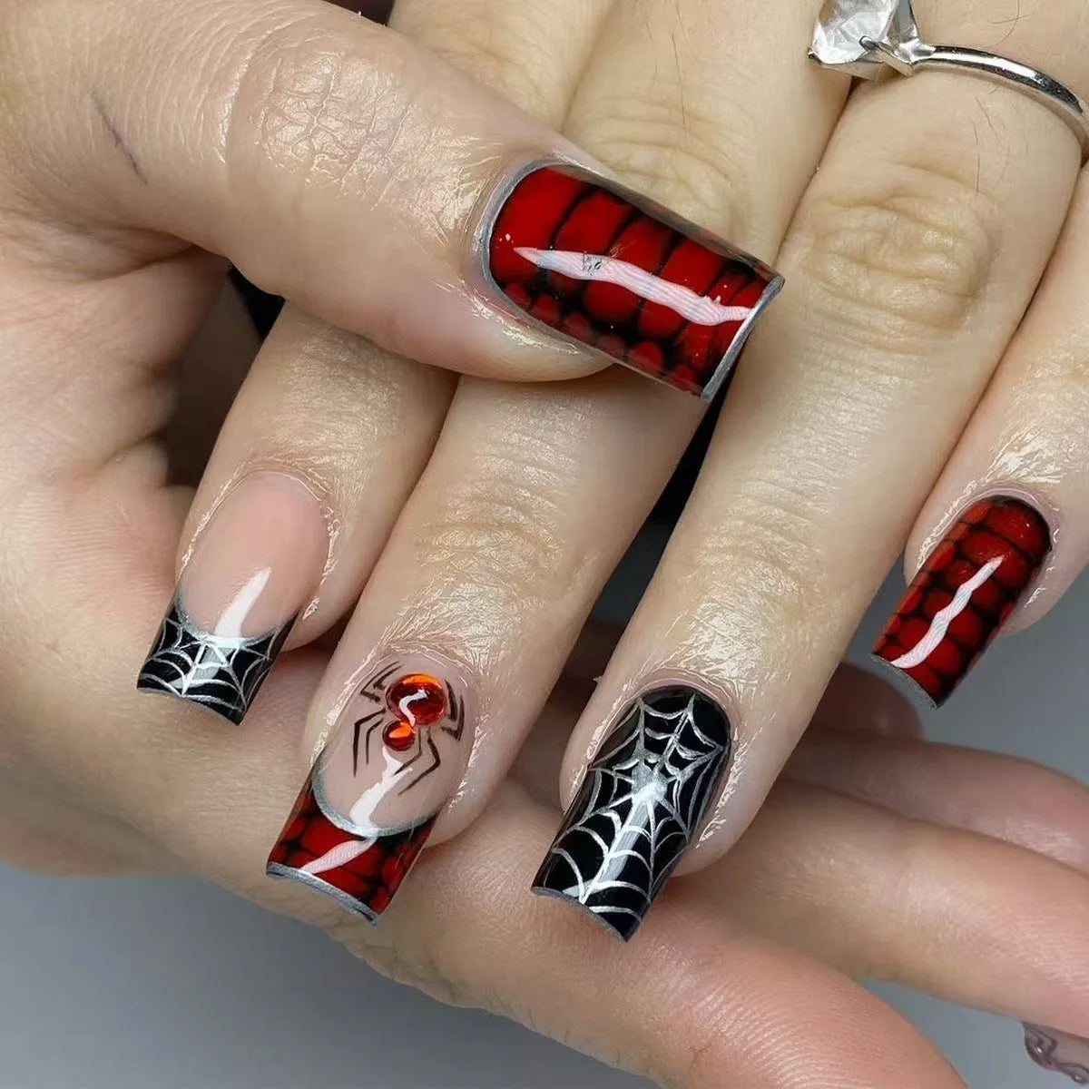 24pcs Sliver Spider Design Fake Nail Halloween Gothic Punk False Nail Tips Wearable European Heavy Metal Almond Press on Nails
