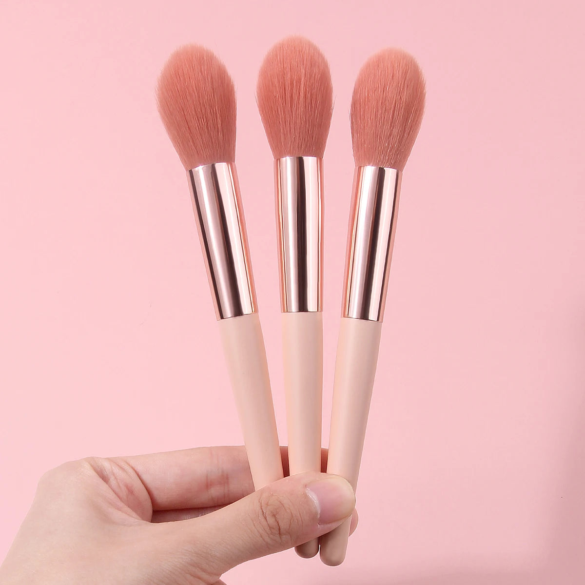 3 pieces of soft fiber makeup brushes: blush brush, powder brush, contour brush and contouring brush, all for makeup application